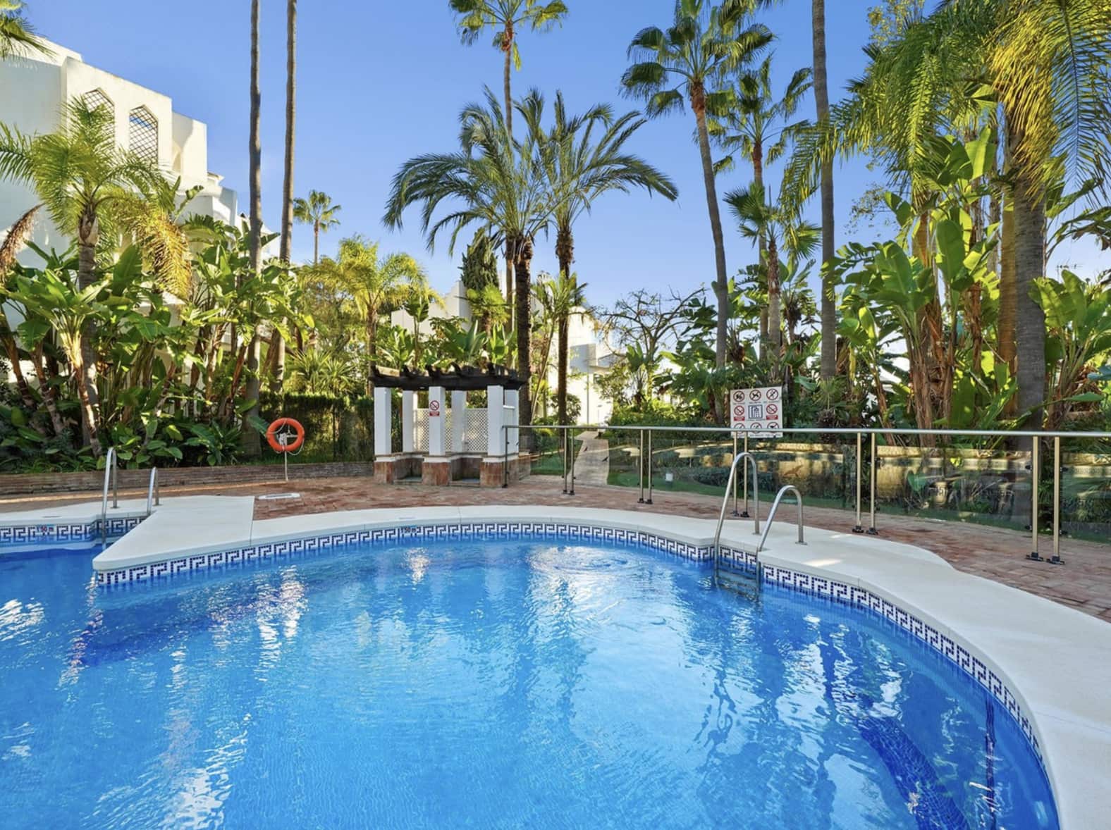 2 sypialnia Penthouse na sprzedaż w Marbella z basenem garażem - 669 000 € (Ref: 9337800)