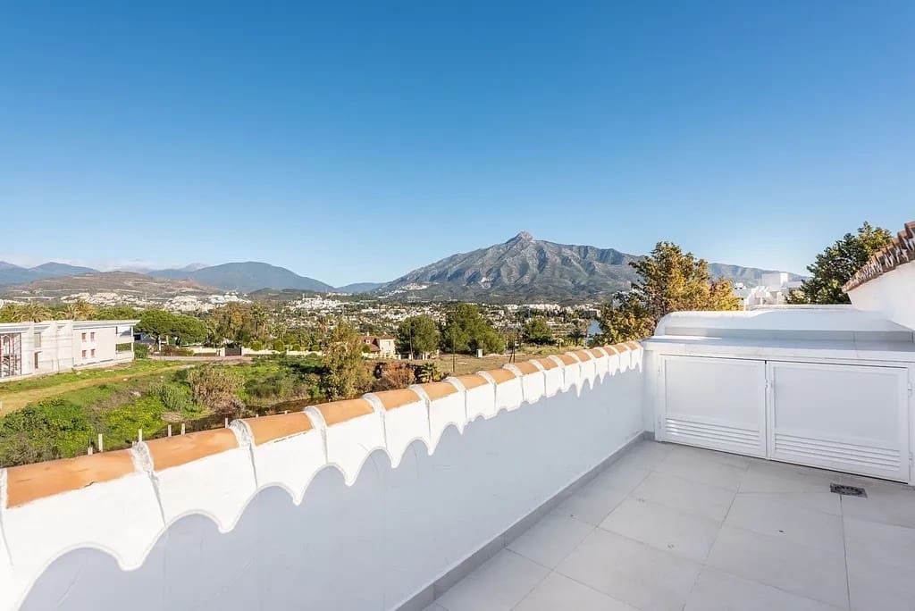 3 bedroom Penthouse for sale in Marbella with pool garage - € 849,000 (Ref: 9337803)