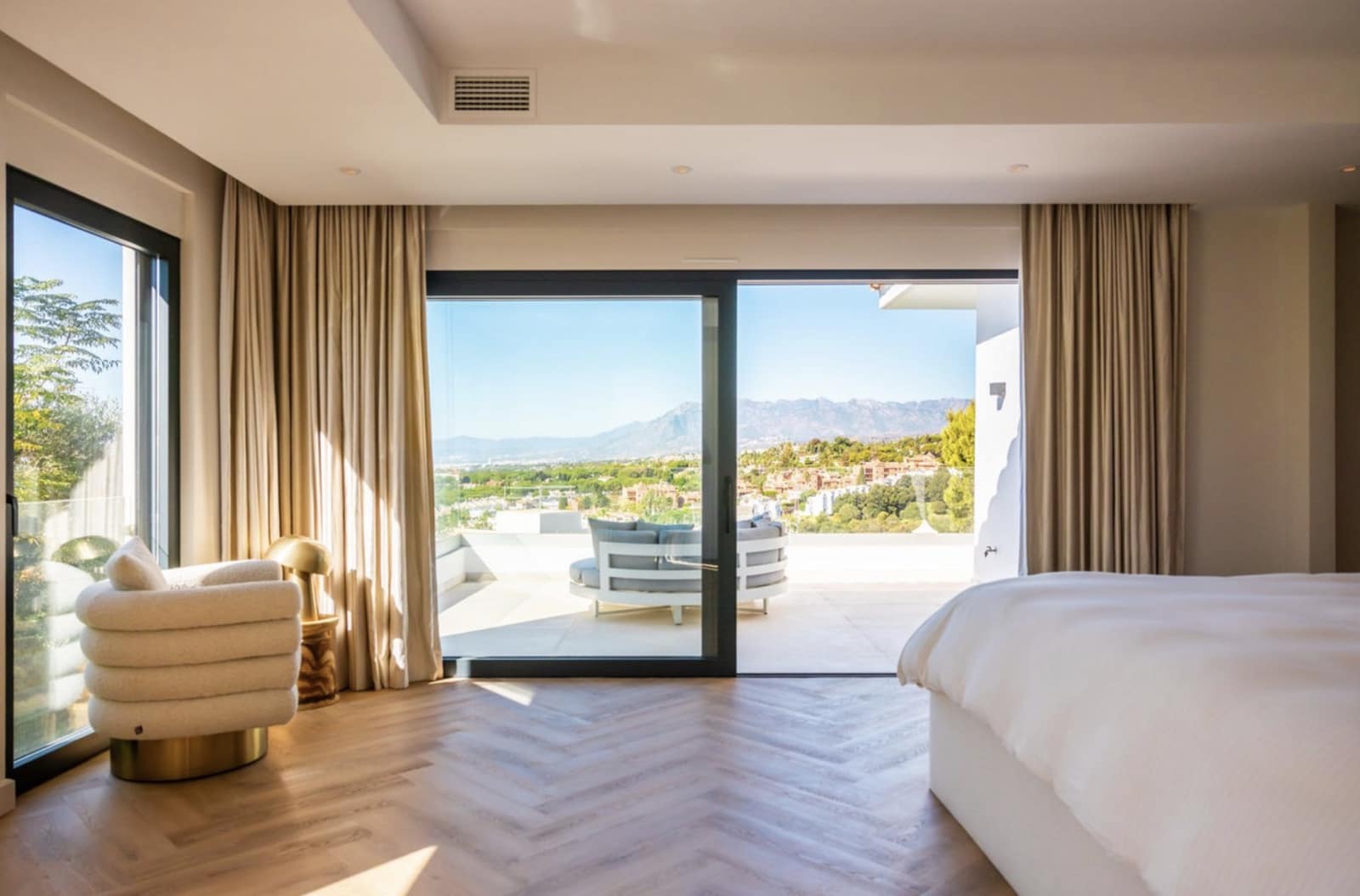 6 bedroom Villa for sale in Marbella with pool garage - € 3,500,000 (Ref: 9341038)