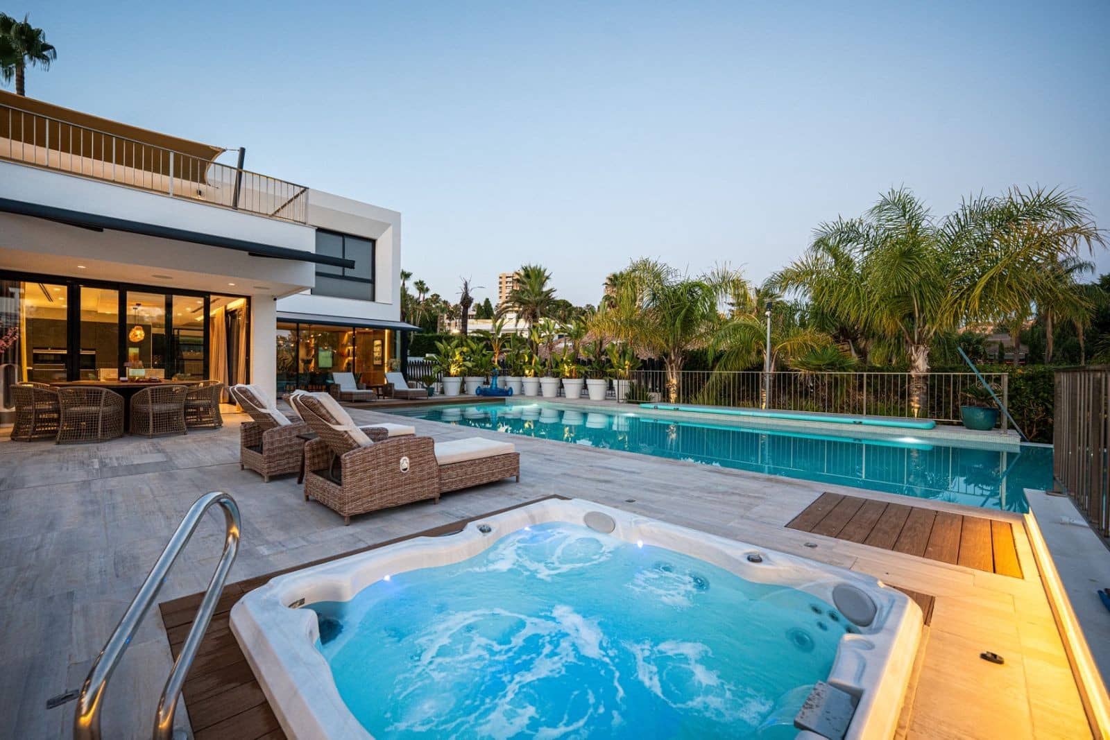 5 sovrum Villa till salu i Nueva Andalucia med pool garage - 4 950 000 € (Ref: 9344632)