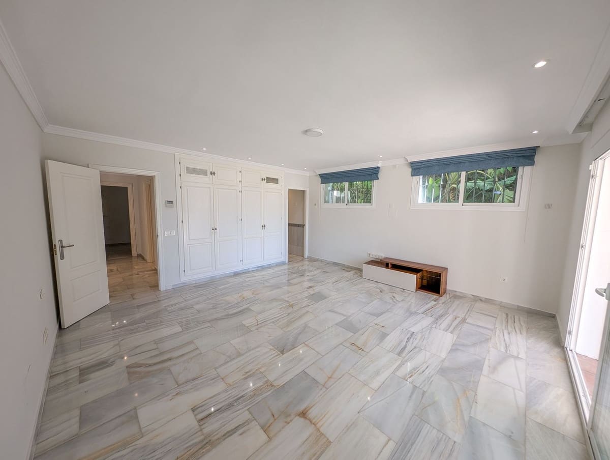 5 bedroom Villa for sale in Nueva Andalucia with pool garage - € 3,490,000 (Ref: 9344634)