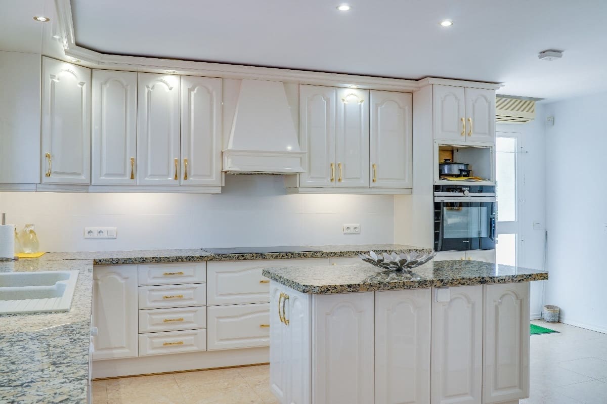 4 bedroom Villa for sale in Marbella with pool garage - € 2,490,000 (Ref: 9347114)