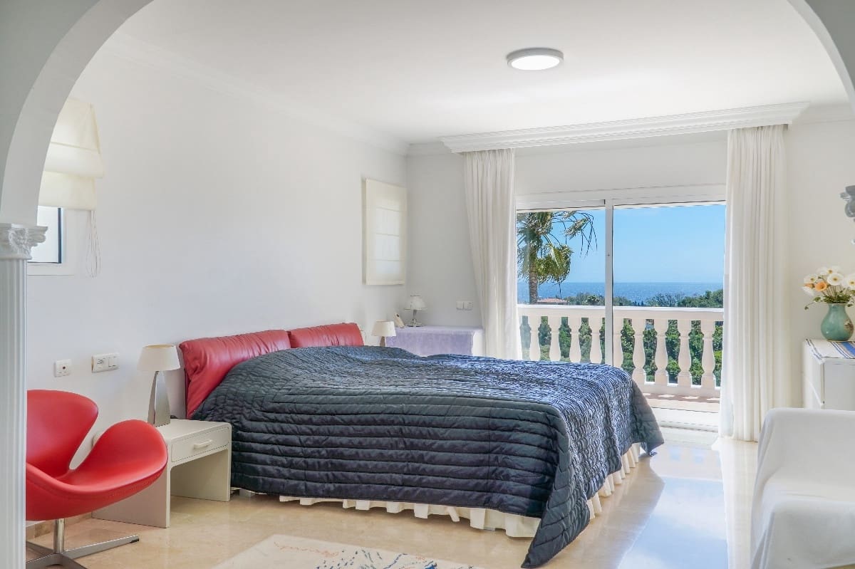 4 bedroom Villa for sale in Marbella with pool garage - € 2,490,000 (Ref: 9347114)