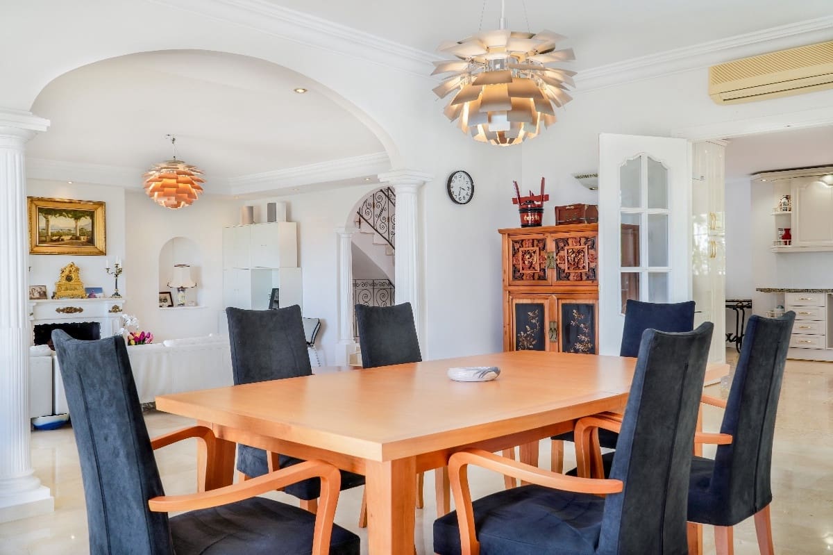4 bedroom Villa for sale in Marbella with pool garage - € 2,490,000 (Ref: 9347114)