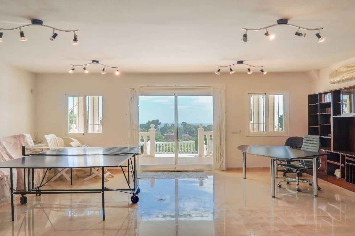 4 bedroom Villa for sale in Marbella with pool garage - € 2,490,000 (Ref: 9347114)