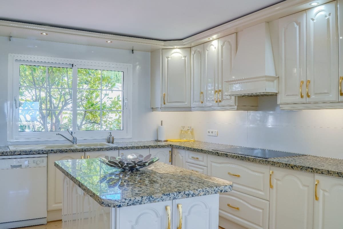 4 bedroom Villa for sale in Marbella with pool garage - € 2,490,000 (Ref: 9347114)
