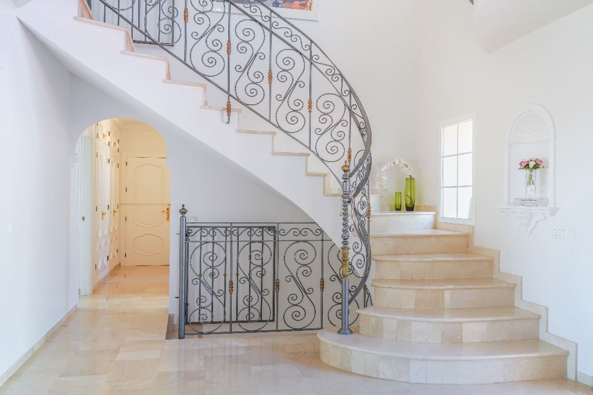4 bedroom Villa for sale in Marbella with pool garage - € 2,490,000 (Ref: 9347114)