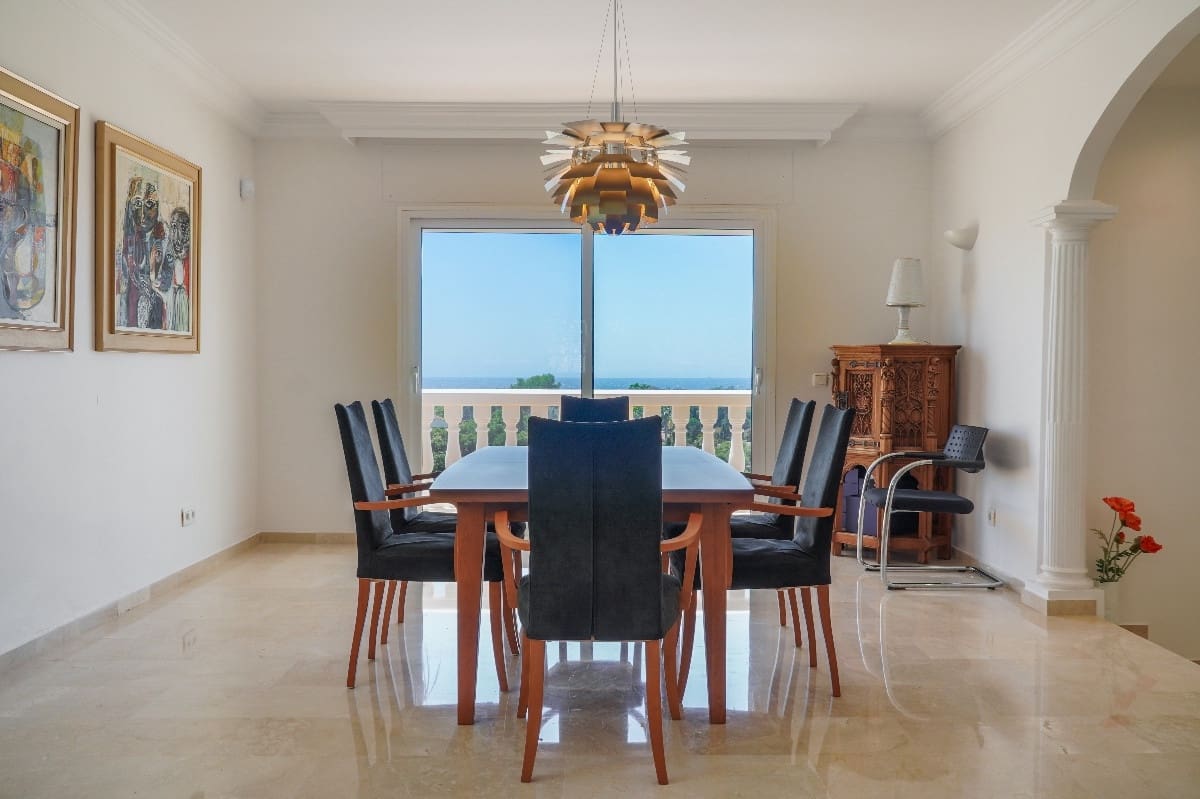 4 bedroom Villa for sale in Marbella with pool garage - € 2,490,000 (Ref: 9347114)