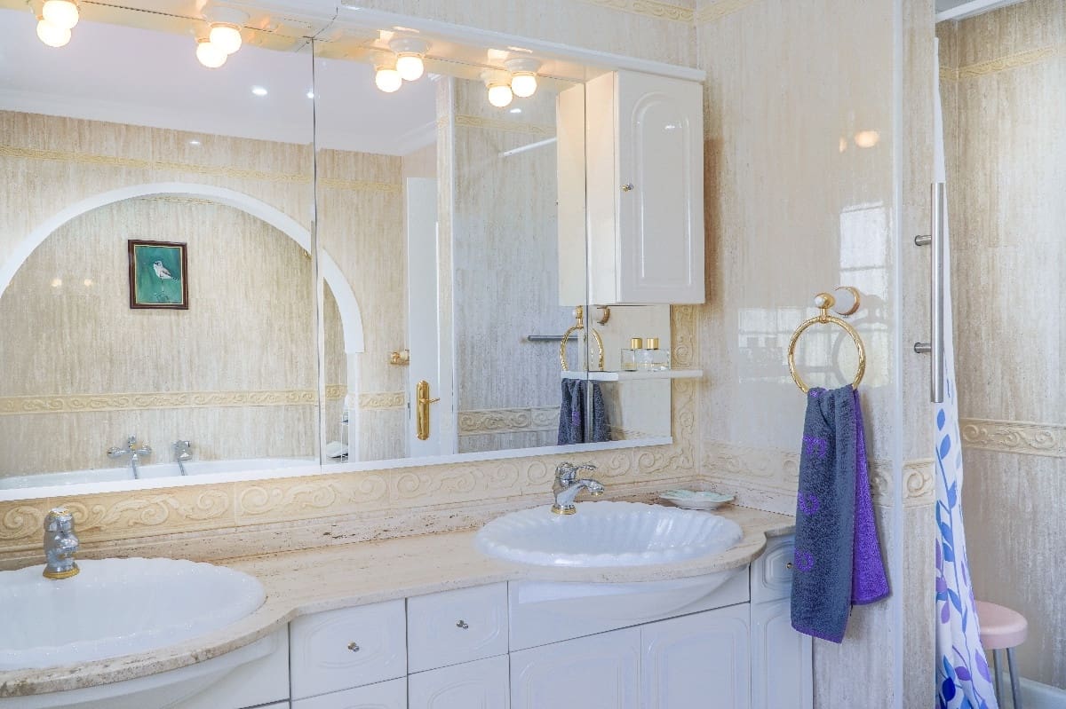 4 bedroom Villa for sale in Marbella with pool garage - € 2,490,000 (Ref: 9347114)