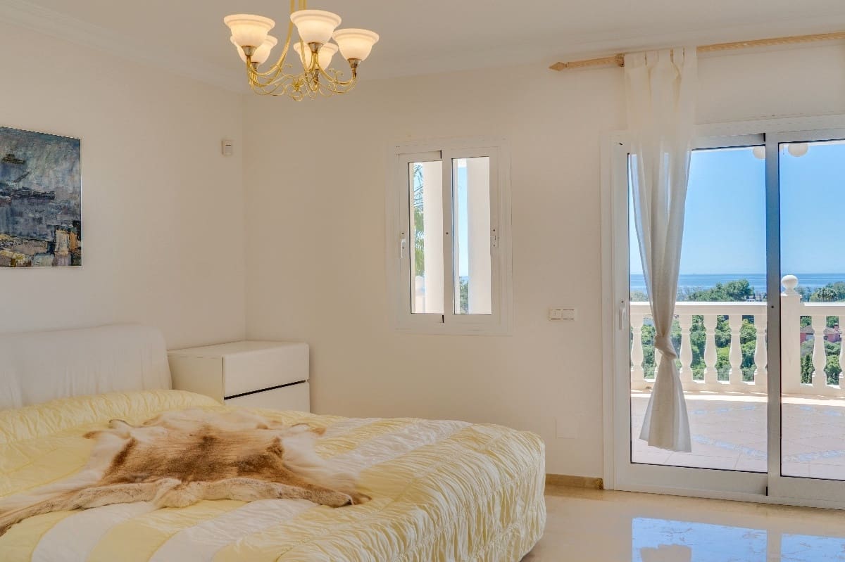 4 bedroom Villa for sale in Marbella with pool garage - € 2,490,000 (Ref: 9347114)