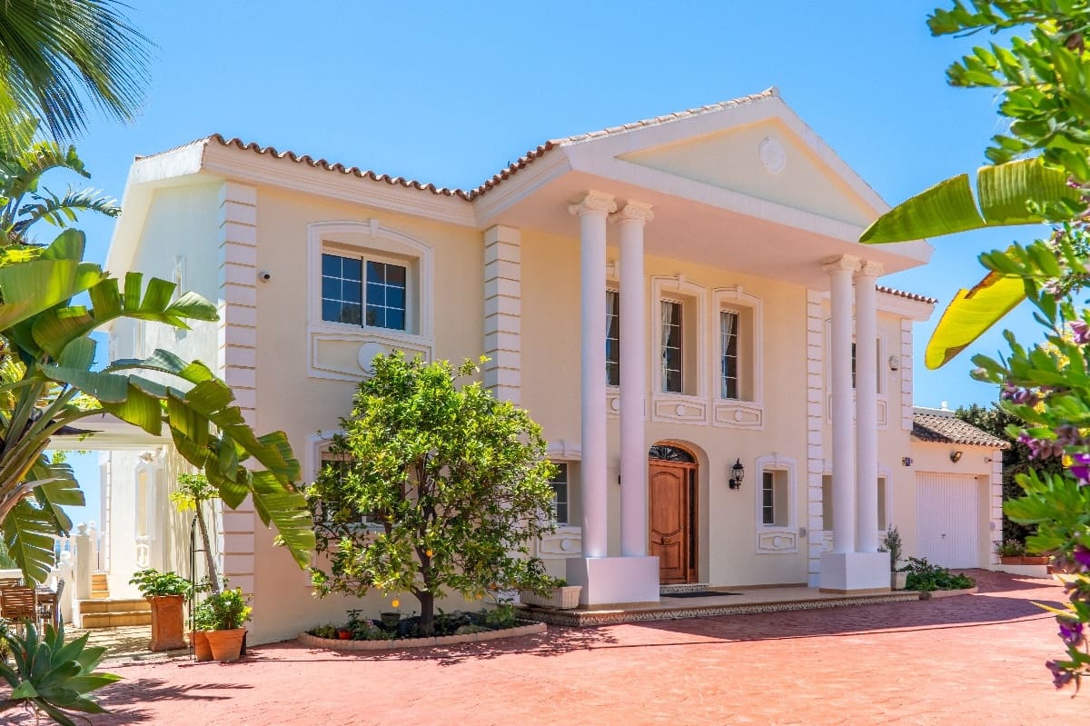 4 bedroom Villa for sale in Marbella with pool garage - € 2,490,000 (Ref: 9347114)