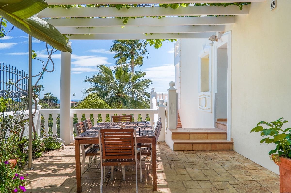 4 bedroom Villa for sale in Marbella with pool garage - € 2,490,000 (Ref: 9347114)