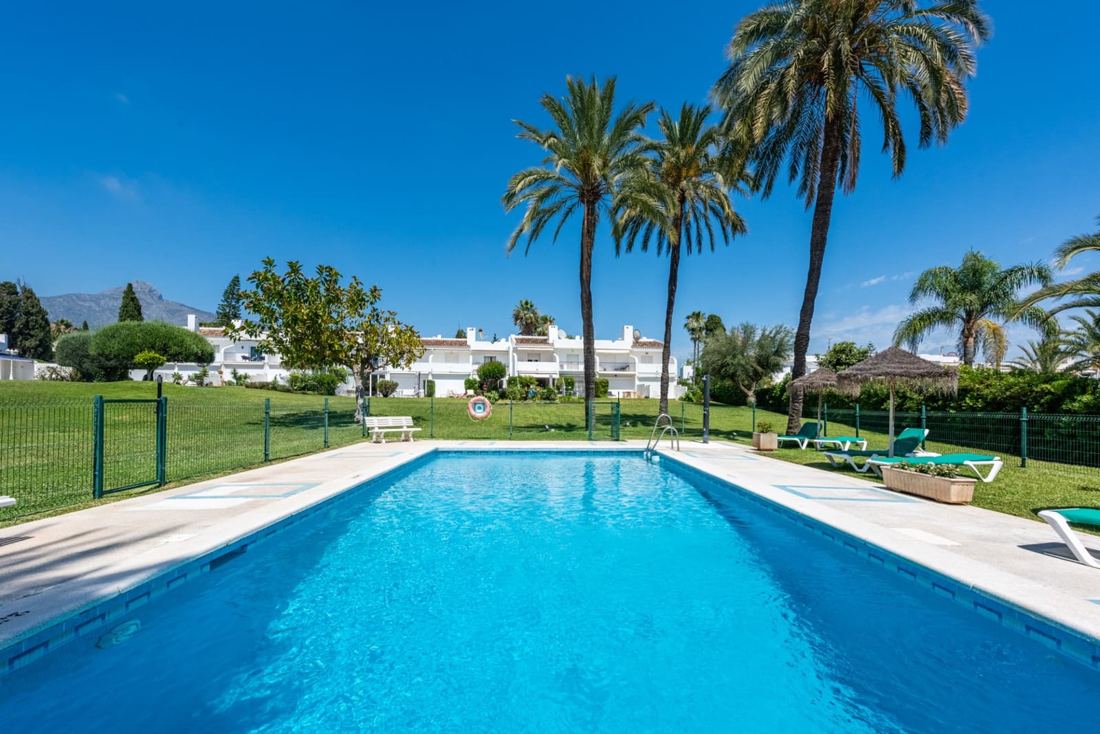 4 chambre Maison de Ville à vendre à Nueva Andalucia avec piscine garage - 1 395 000 € (Ref: 9347116)