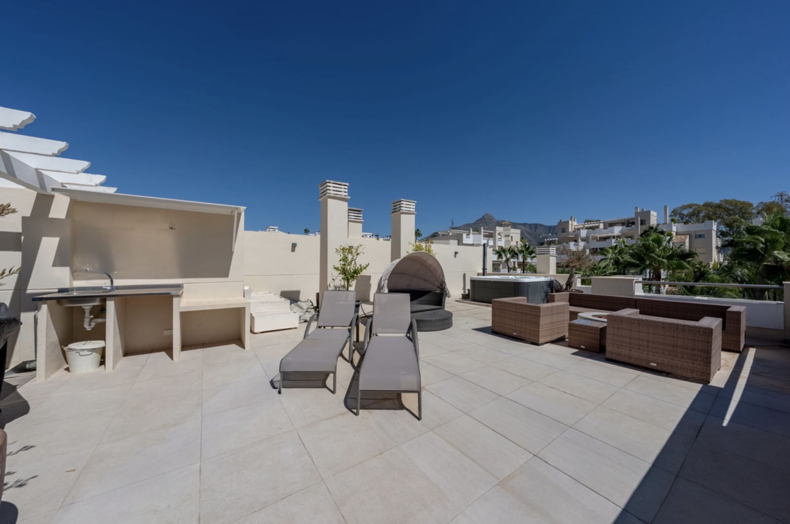 3 bedroom Penthouse for sale in Nueva Andalucia with pool garage - € 995,000 (Ref: 9349327)