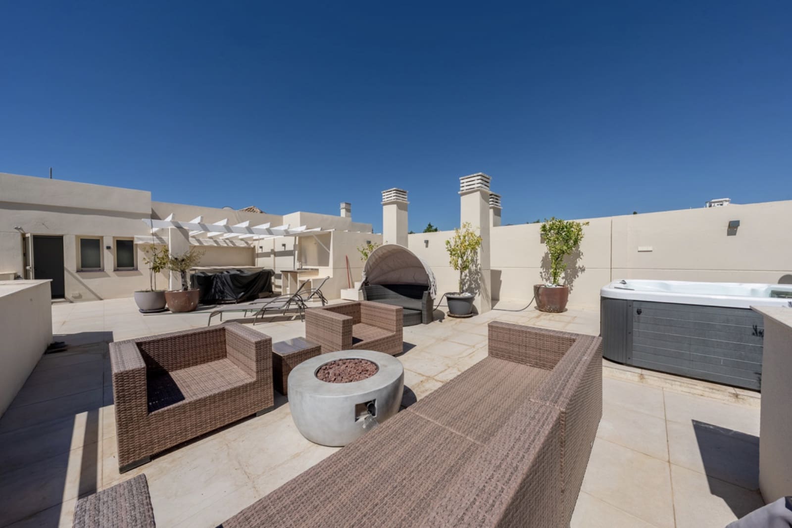 3 bedroom Penthouse for sale in Nueva Andalucia with pool garage - € 995,000 (Ref: 9349327)