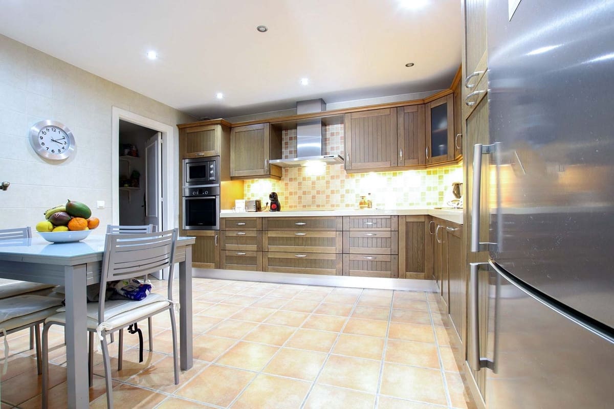 3 slaapkamer Appartement te koop in Nueva Andalucia met zwembad - € 630.000 (Ref: 9353390)