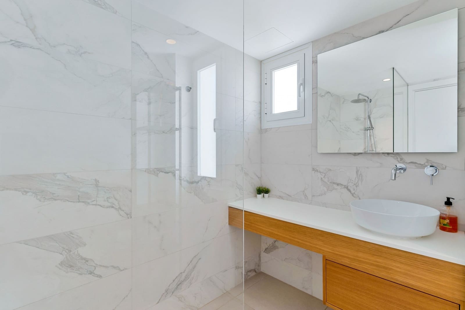 3 slaapkamer Penthouse te koop in Marbella met zwembad - € 625.000 (Ref: 9357120)