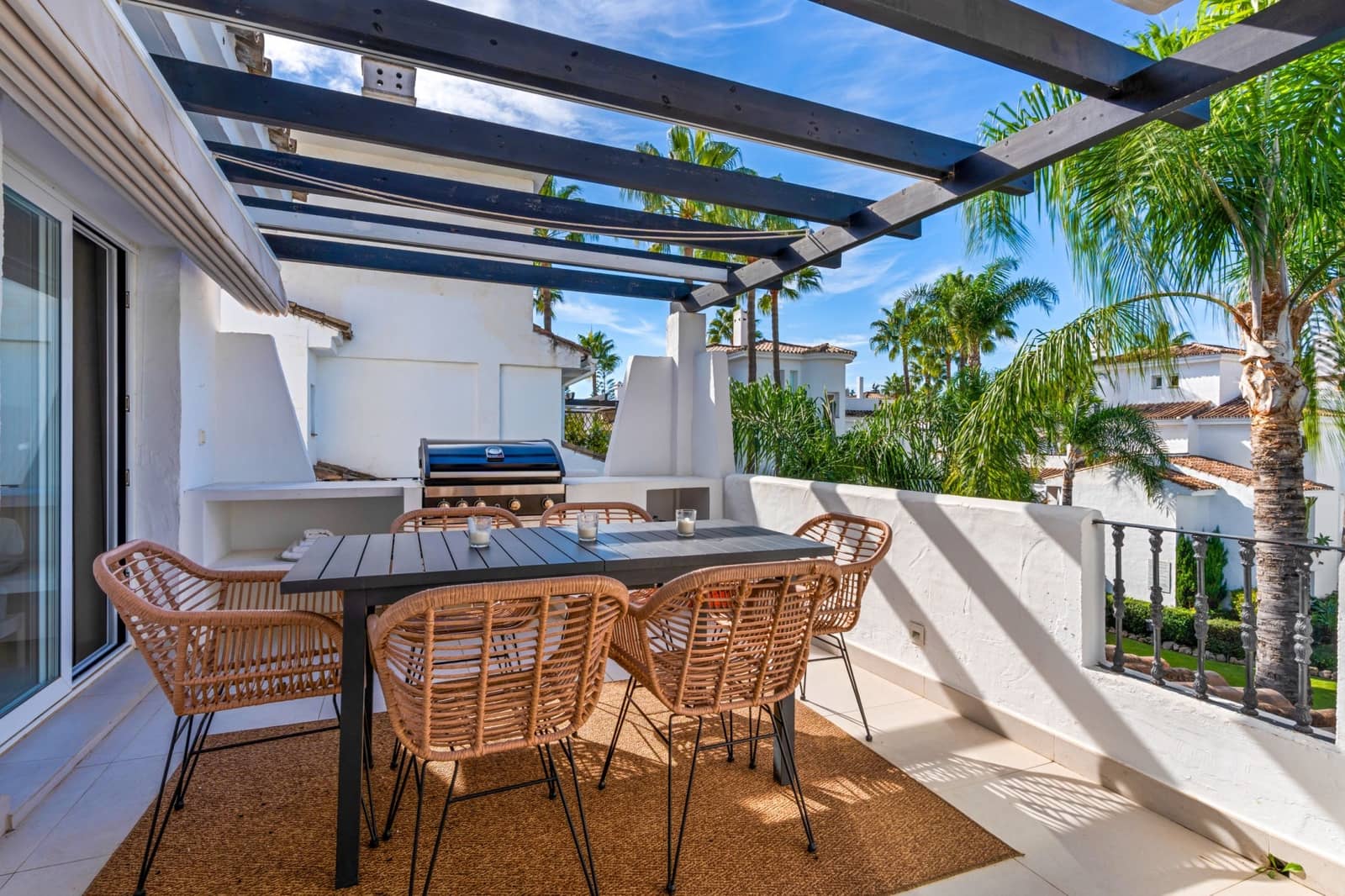 3 slaapkamer Penthouse te koop in Marbella met zwembad - € 625.000 (Ref: 9357120)