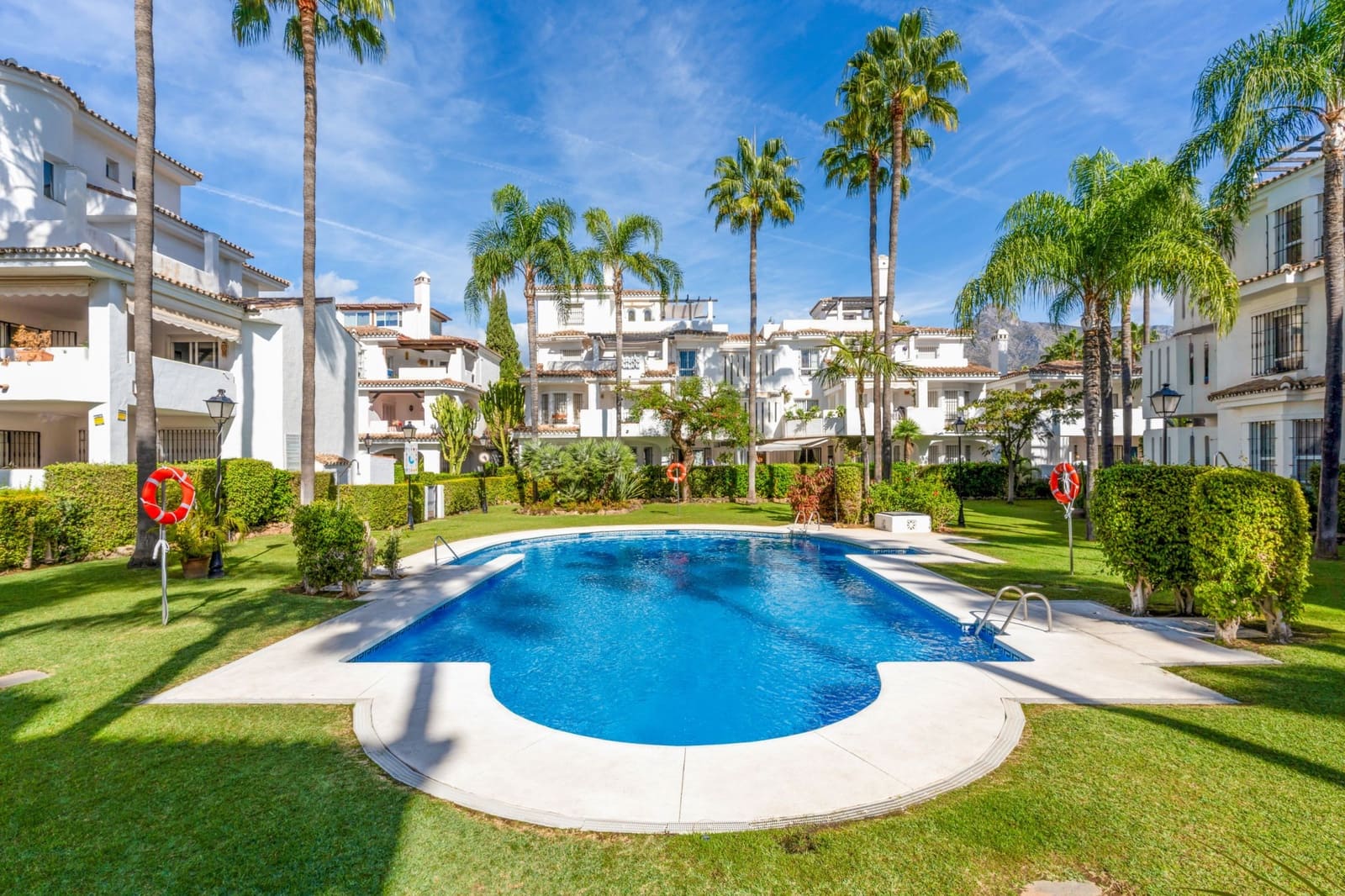 3 slaapkamer Penthouse te koop in Marbella met zwembad - € 625.000 (Ref: 9357120)