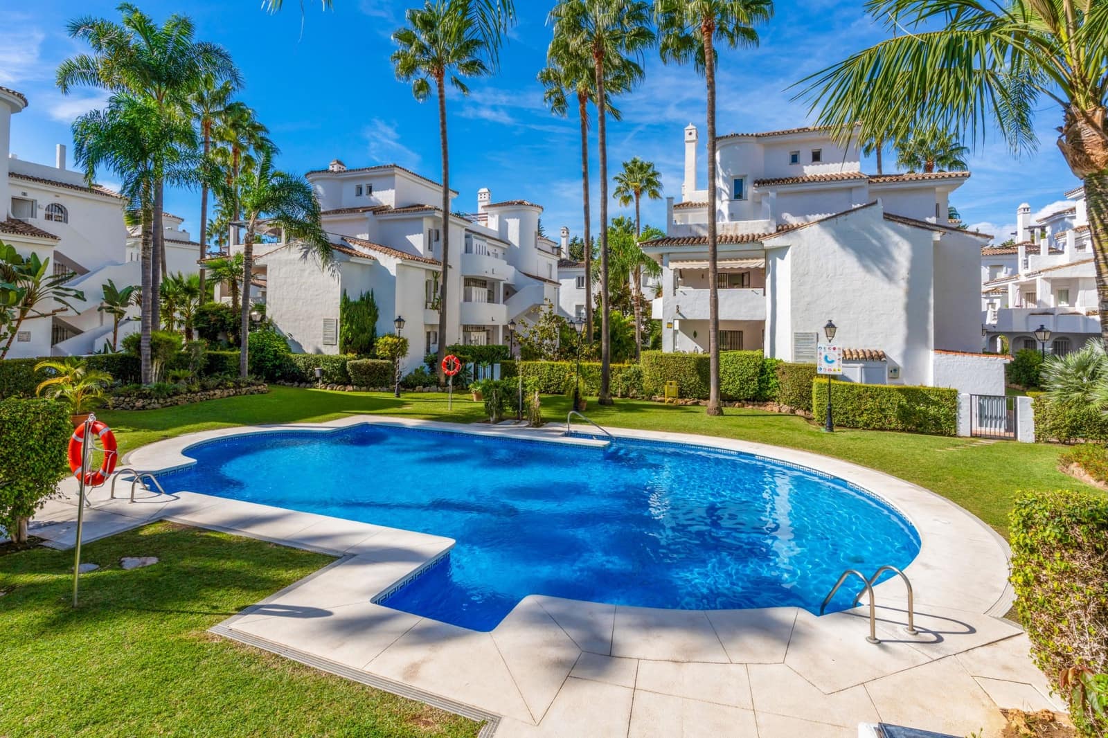 3 slaapkamer Penthouse te koop in Marbella met zwembad - € 625.000 (Ref: 9357120)