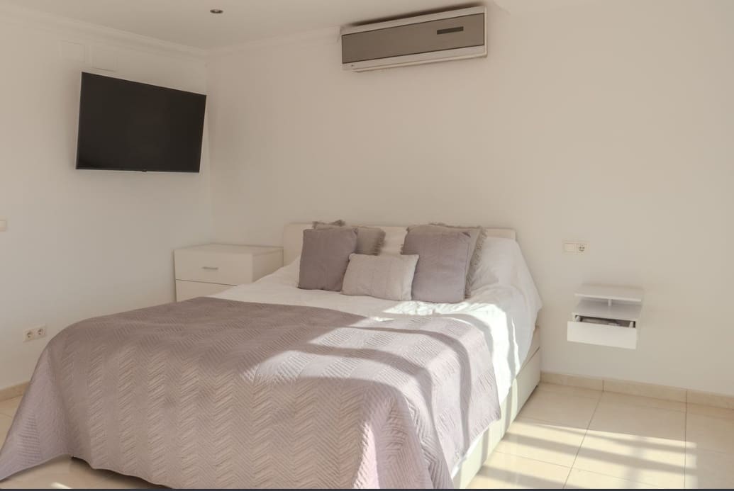 5 soverom Kjedet enebolig til salgs i Nueva Andalucia med svømmebasseng garasje - € 975 000 (Ref: 9359100)