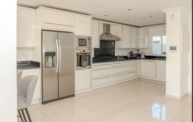 5 soverom Kjedet enebolig til salgs i Nueva Andalucia, Marbella med svømmebasseng garasje - € 975 000 (Ref: 9359100)