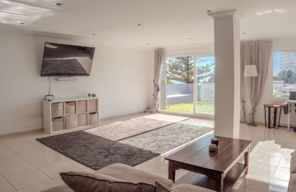 5 soverom Kjedet enebolig til salgs i Nueva Andalucia med svømmebasseng garasje - € 975 000 (Ref: 9359100)