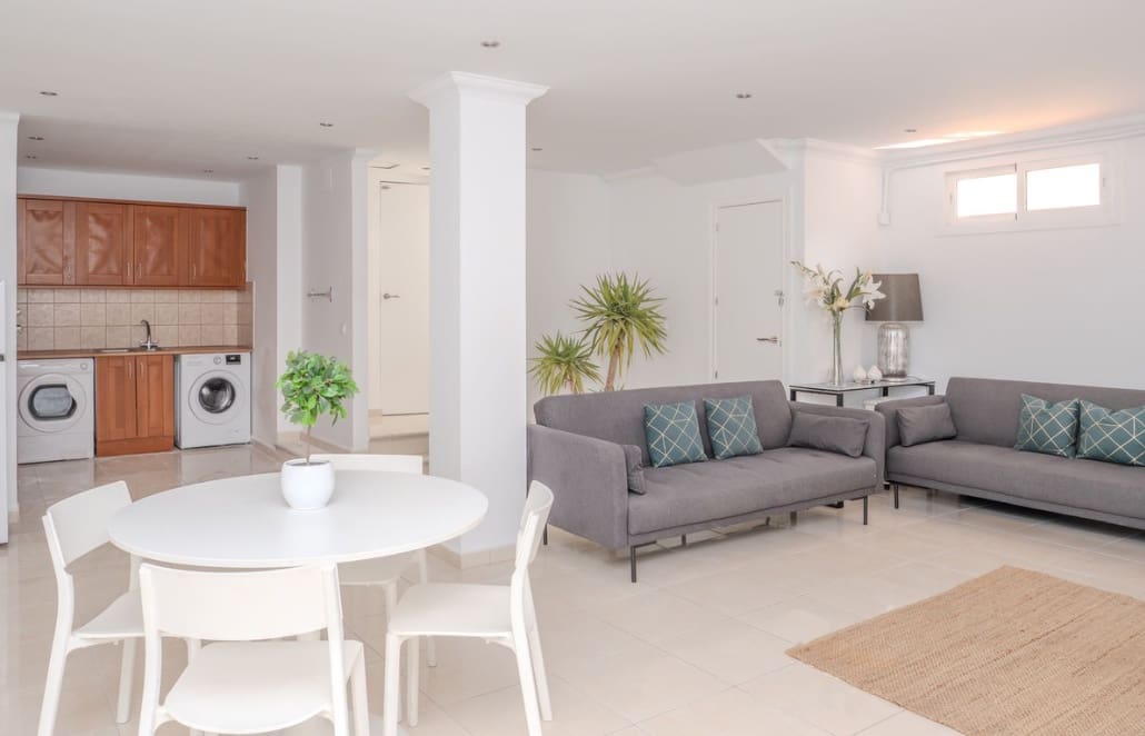 5 soverom Kjedet enebolig til salgs i Nueva Andalucia med svømmebasseng garasje - € 975 000 (Ref: 9359100)