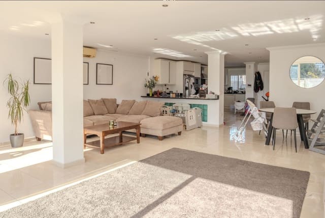 5 soverom Kjedet enebolig til salgs i Nueva Andalucia, Marbella med svømmebasseng garasje - € 975 000 (Ref: 9359100)