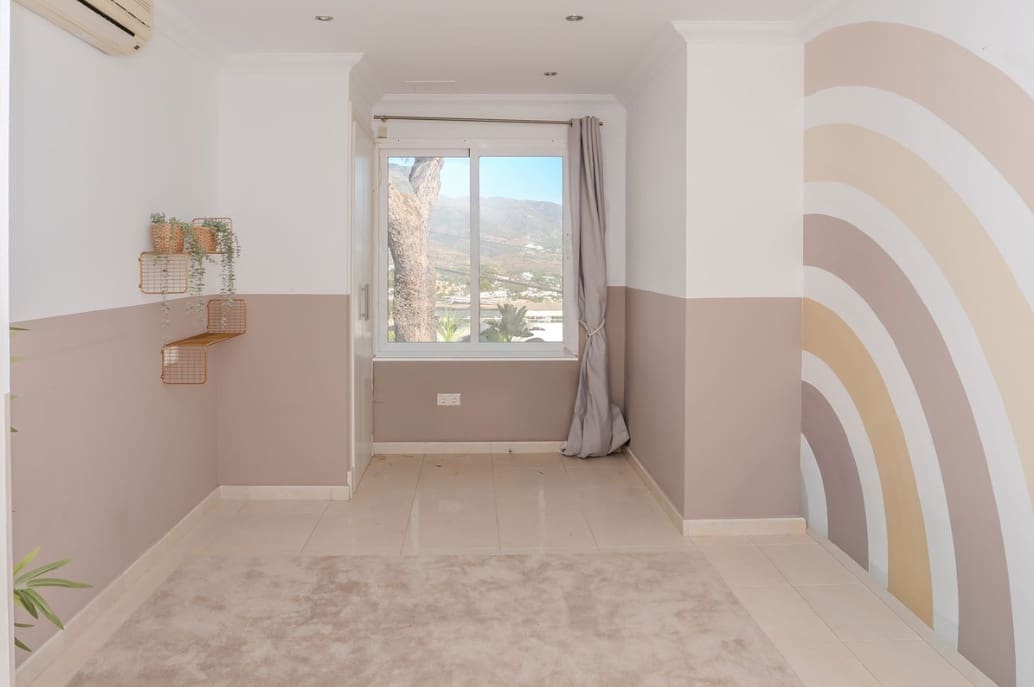 5 soverom Kjedet enebolig til salgs i Nueva Andalucia med svømmebasseng garasje - € 975 000 (Ref: 9359100)