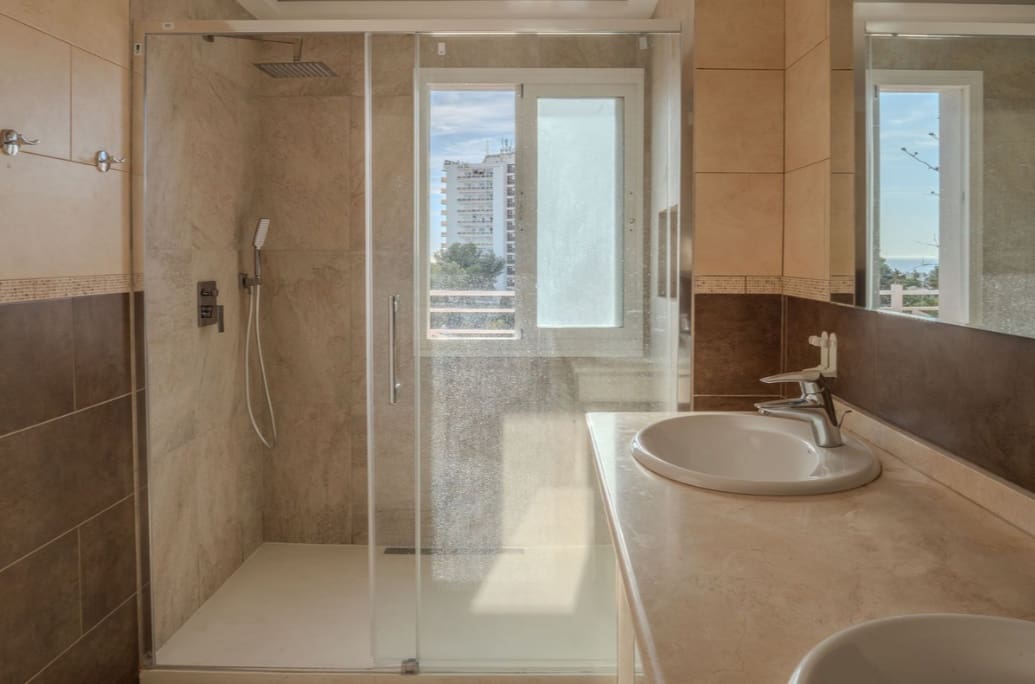 5 soverom Kjedet enebolig til salgs i Nueva Andalucia med svømmebasseng garasje - € 975 000 (Ref: 9359100)