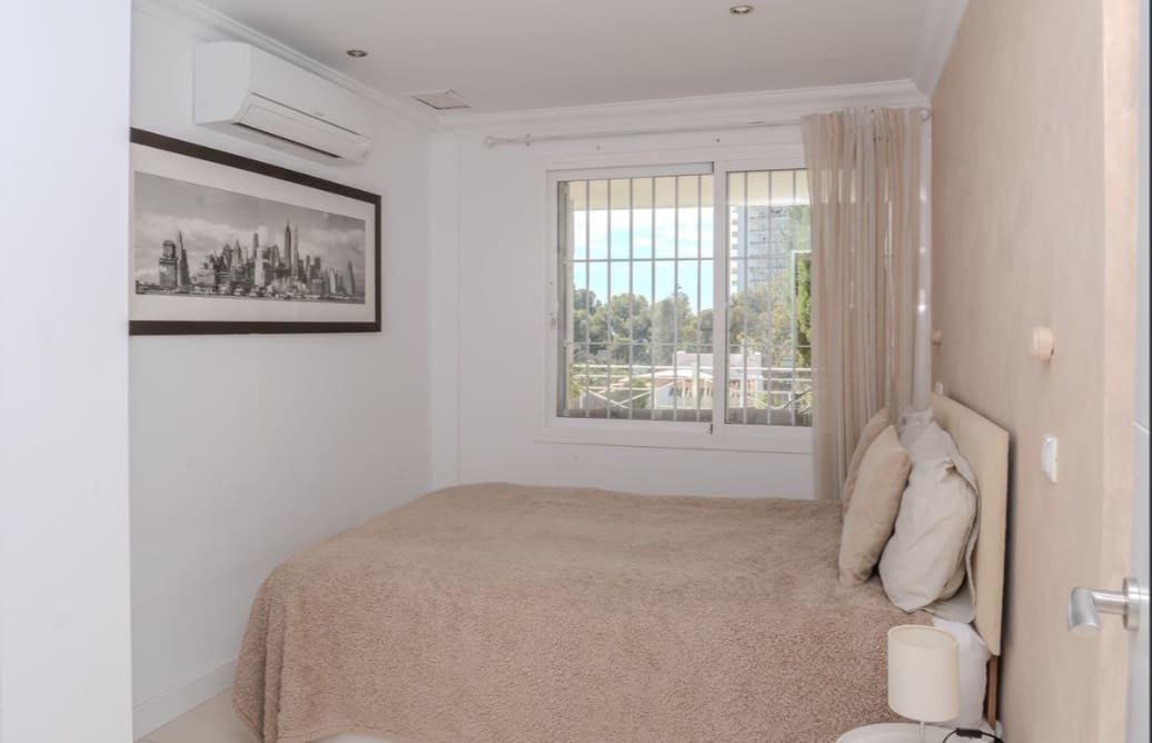 5 soverom Kjedet enebolig til salgs i Nueva Andalucia med svømmebasseng garasje - € 975 000 (Ref: 9359100)