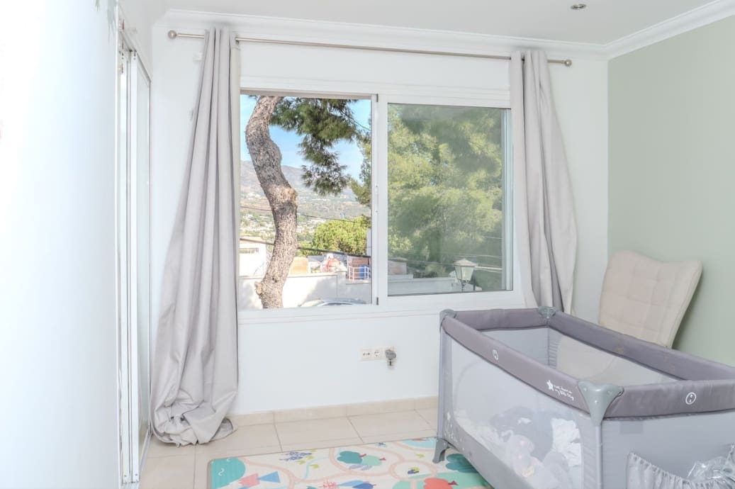 5 soverom Kjedet enebolig til salgs i Nueva Andalucia med svømmebasseng garasje - € 975 000 (Ref: 9359100)