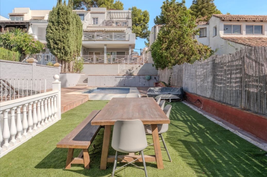 5 soverom Kjedet enebolig til salgs i Nueva Andalucia med svømmebasseng garasje - € 975 000 (Ref: 9359100)