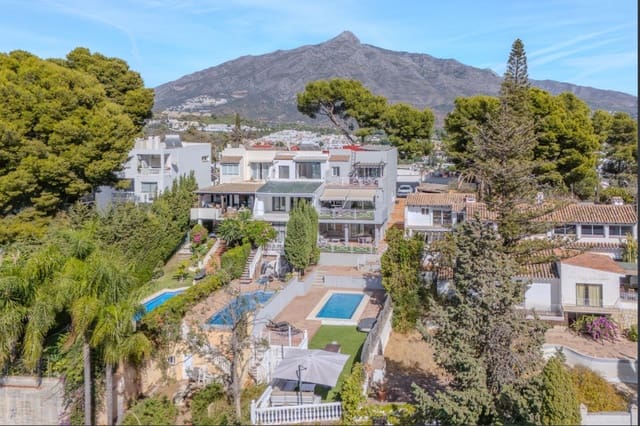 5 soverom Kjedet enebolig til salgs i Nueva Andalucia, Marbella med svømmebasseng garasje - € 975 000 (Ref: 9359100)