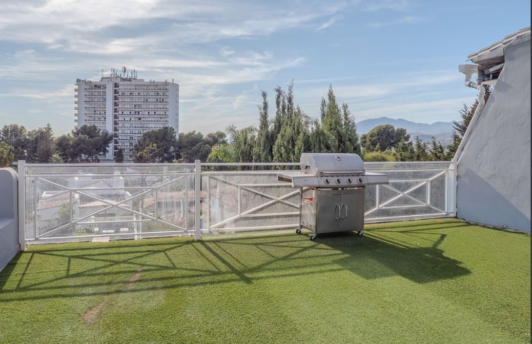 5 soverom Kjedet enebolig til salgs i Nueva Andalucia med svømmebasseng garasje - € 975 000 (Ref: 9359100)