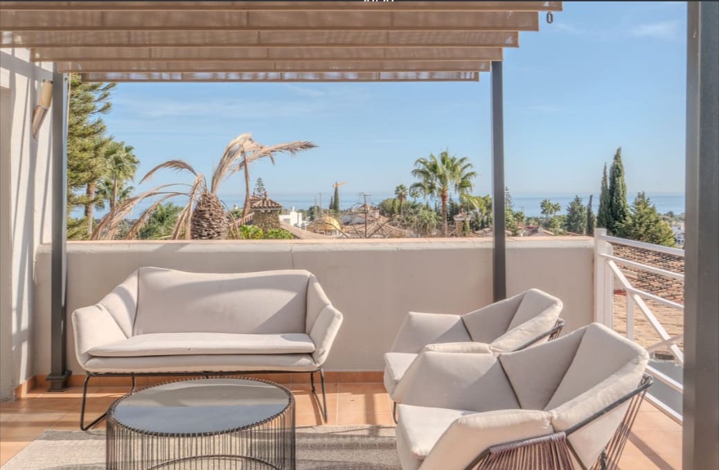 5 soverom Kjedet enebolig til salgs i Nueva Andalucia med svømmebasseng garasje - € 975 000 (Ref: 9359100)