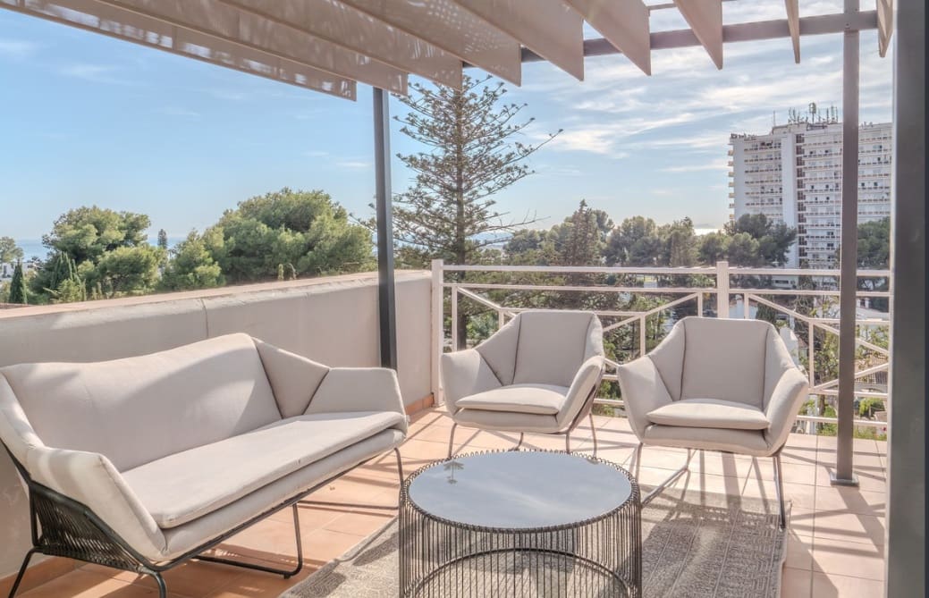 5 soverom Kjedet enebolig til salgs i Nueva Andalucia med svømmebasseng garasje - € 975 000 (Ref: 9359100)