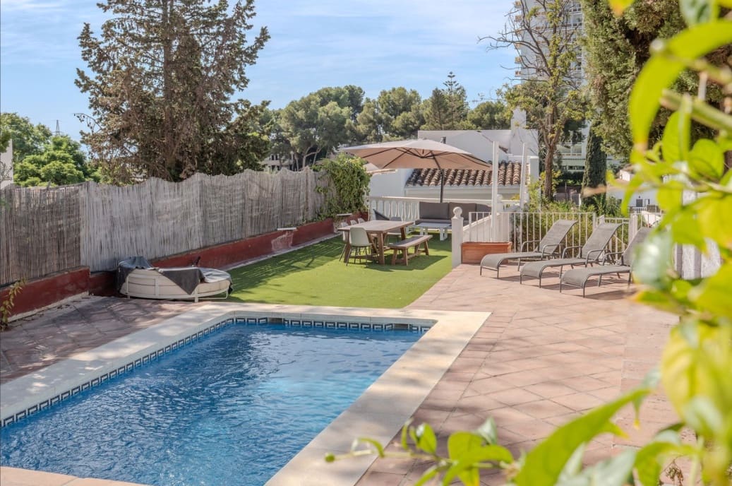 5 soverom Kjedet enebolig til salgs i Nueva Andalucia med svømmebasseng garasje - € 975 000 (Ref: 9359100)