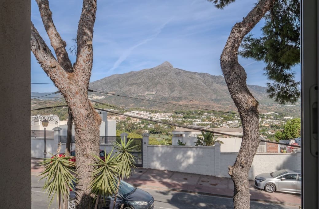 5 soverom Kjedet enebolig til salgs i Nueva Andalucia med svømmebasseng garasje - € 975 000 (Ref: 9359100)