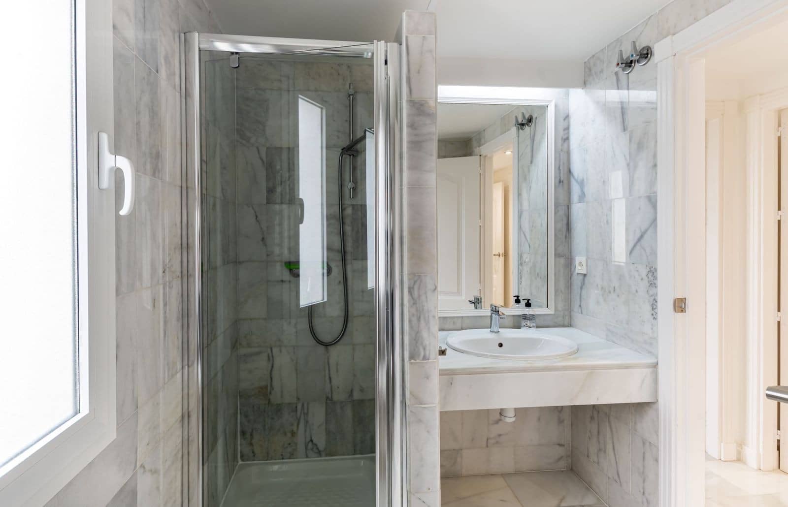 3 bedroom Apartment for sale in Nueva Andalucia with pool garage - € 470,000 (Ref: 9359102)