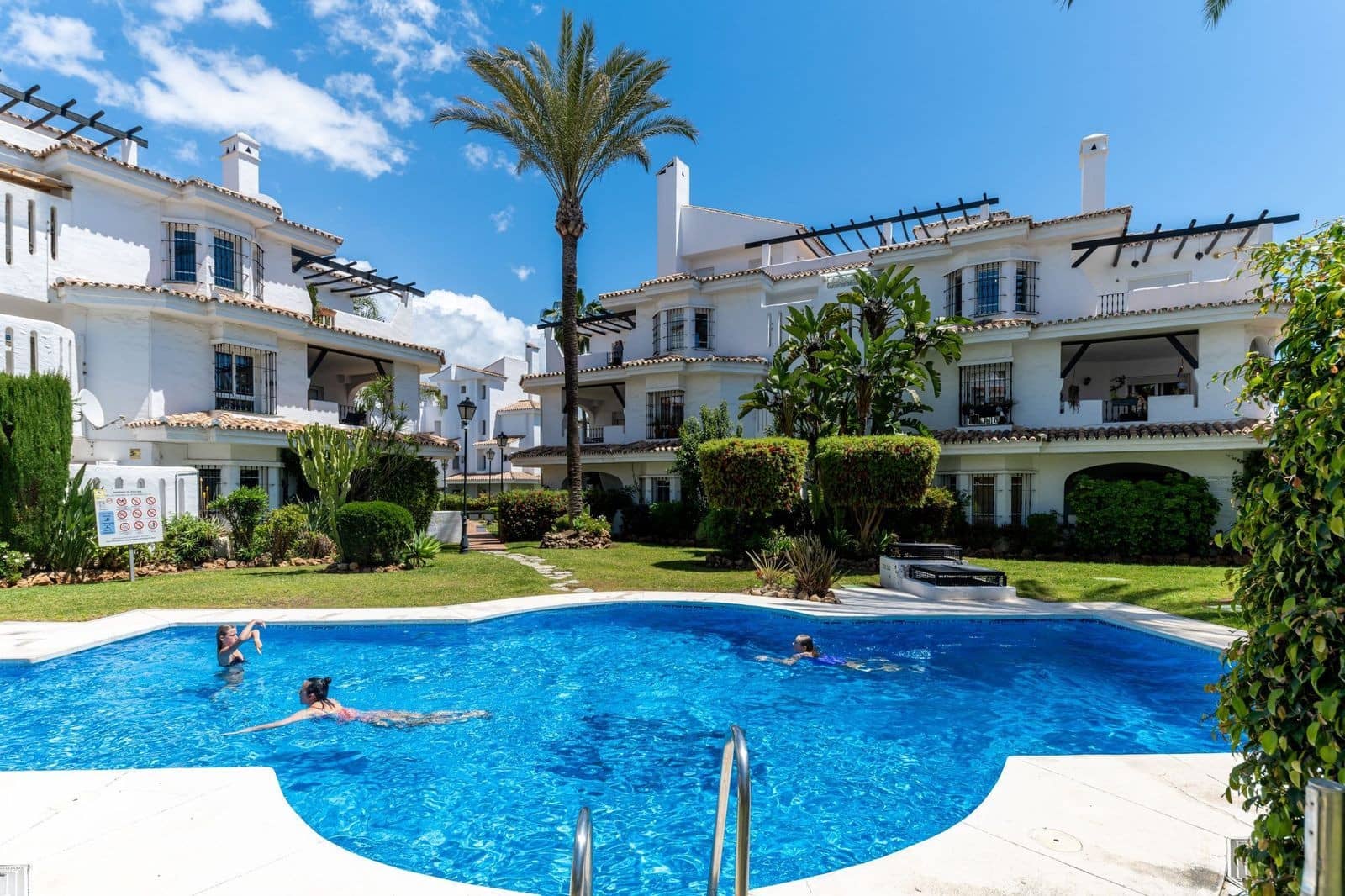 3 bedroom Apartment for sale in Nueva Andalucia with pool garage - € 470,000 (Ref: 9359102)