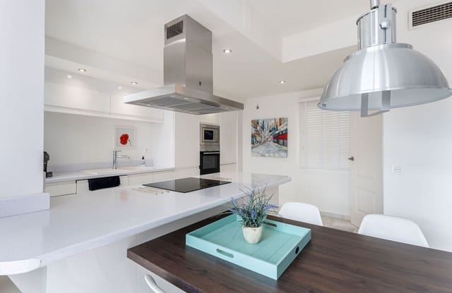 3 chambre Appartement à vendre à Nueva Andalucia, Marbella avec piscine garage - 470 000 € (Ref: 9359102)