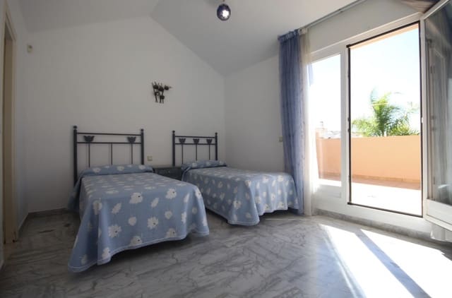 3 soverom Kjedet enebolig til salgs i Marbella med svømmebasseng garasje - € 1 190 000 (Ref: 9362295)