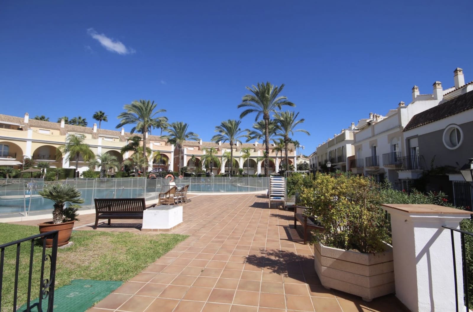 3 soverom Kjedet enebolig til salgs i Marbella med svømmebasseng garasje - € 1 190 000 (Ref: 9362295)