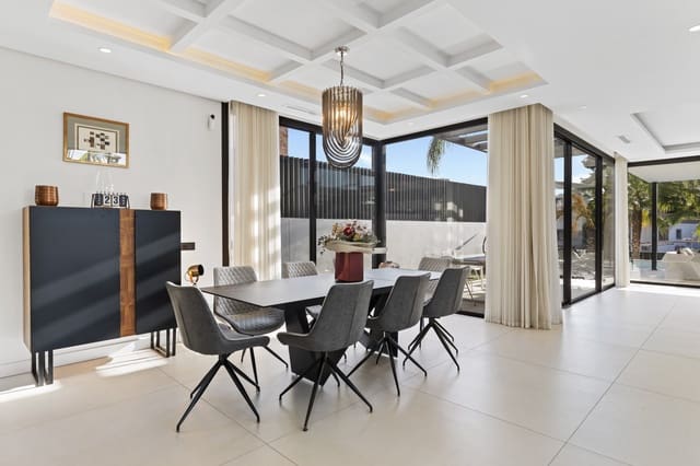 6 makuuhuone Huvila myytävänä paikassa San Pedro de Alcantara, Marbella mukana uima-altaan 
autotalli - 2 295 000 € (Ref: 9362296)