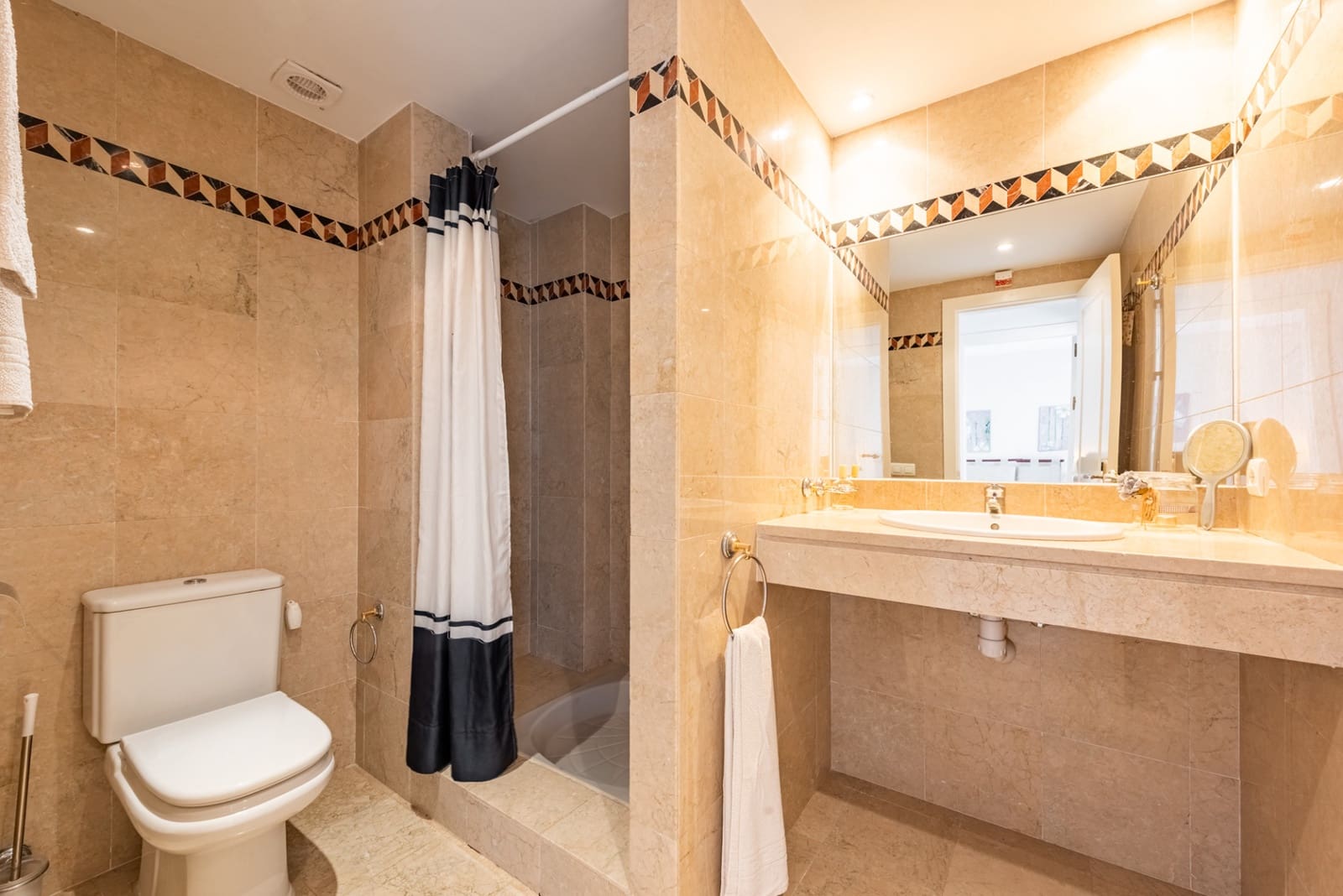 2 Zimmer Apartment zu verkaufen in Benahavis mit Pool Garage - 560.000 € (Ref: 9367261)