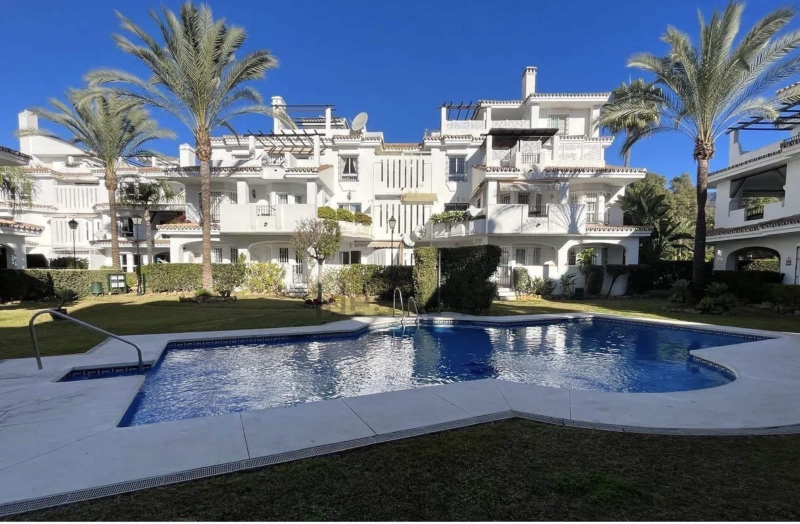 Apartamento de 3 habitaciones en Nueva Andalucia en venta con piscina garaje - 517.000 € (Ref: 9371957)