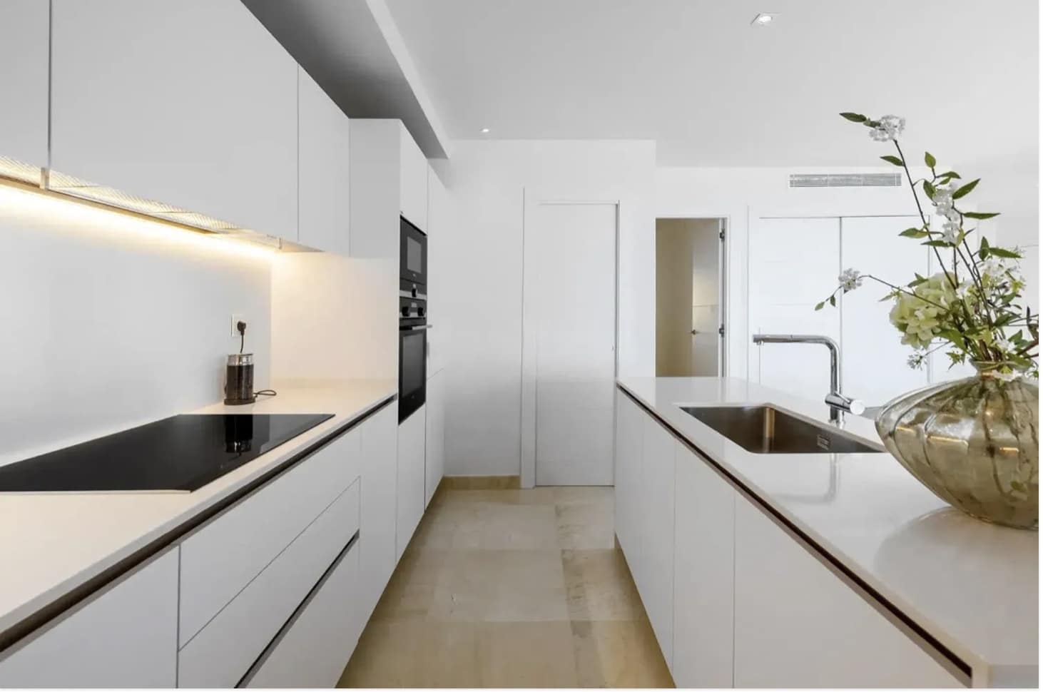 2 bedroom Apartment for sale in Nueva Andalucia with pool garage - € 840,000 (Ref: 9376711)