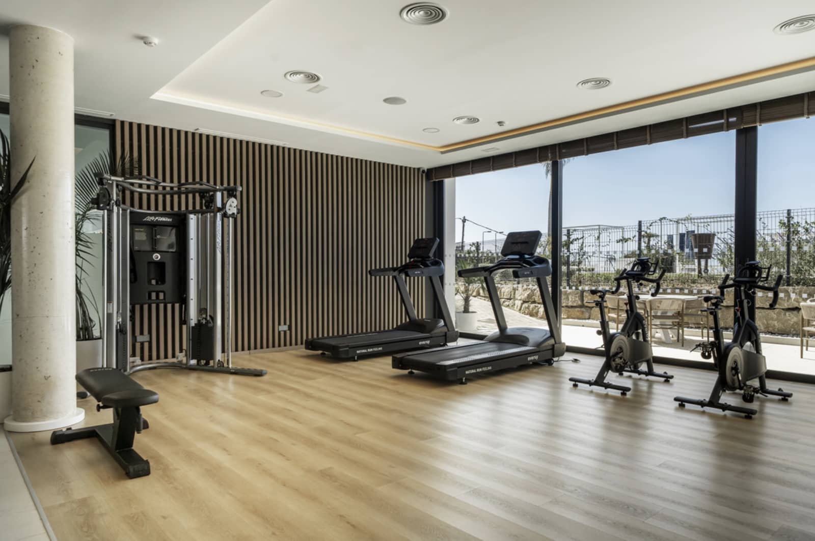 4 sypialnia Apartament na sprzedaż w Marbella z basenem garażem - 1 550 000 € (Ref: 9382540)